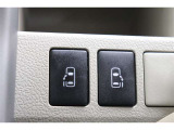 スライドドアの開閉は、ドアハンドルはもちろん運転席からのスイッチ操作でも可能です。お子様の送迎時の乗り降りも一段と楽になります。
