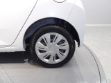 【リアホイール】後輪側の足元も丁寧に洗浄済みです。走行距離や車両の状態に合わせたメンテナンスを徹底しておりますので、安心してお選びいただけます。全体的に清潔感のある足回りです