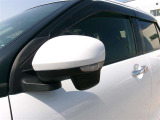 ターンランプ付きドアミラーはデザインだけでなく、他のドライバーや周囲の歩行者にもわかり易く視認性も十分な装備です。