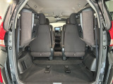 3列目シートを跳ね上げればラゲッジスペースを更に広く使えます。