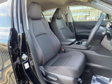 運転席まわりには十分なスペースがあり、大柄な方でもゆったり運転していただける環境です。