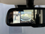ルームミラーにもアラウンドビューモニターが表示可能です。
