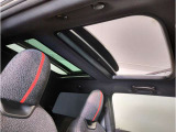 【サンルーフ】高級車のマストアイテムのガラス・サンルーフ。開放感のある室内空間を演出してくれます。