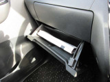 グローブボックスです!上下にスペースがあり、車検証や小物を収納可能です