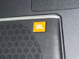 【JBLサウンドシステム】メーカーオプションの高品位サウンドシステムを搭載。専用のチューニングが施された大小様々なスピーカーから良質なサウンドが奏でられ、臨場感あふれる音響空間を演出します。