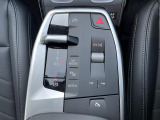 【シフトスイッチ】これまであったシフトノブを廃し、プッシュ式とスイッチ式のギアセレクターへと変更されたことにより、よ余計なものをなくし、よりドライブへ集中できるよう設計されております。