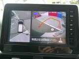 【アラウンドビューモニター】空から見下ろすような視点で、スムースな駐車と安全確認をサポートします。