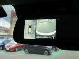 ★モニターをビルトインした ディスプレイ付きルームミラー映像は、スイッチ操作により、「トップビュー」「フロントビュー」「サイドブラインドビュー」を切り替えが可能です。