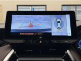 真上から見下ろしたような視点で車とその周囲を確認出来る画面と、車両後方を映し出すバックモニター画面の2つを表示してくれます。