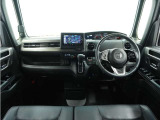 ◆視界広々で非常に運転しやすくロングドライブでも疲れを感じさせないすっきりとまとまったインパネ周りです。