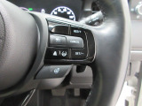 ハンドル右側にはクルーズコントロールのスイッチが装備され運転中の操作も安心して行えます!