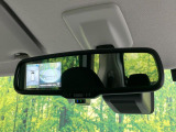 【インテリジェントルームミラー】後席の大きな荷物や同乗者で後方が確認しづらい時でも安心!カメラが撮影した車両後方の映像をルームミラー内に表示。クリアな視界で状況の確認が可能です!