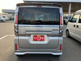 スタイリッシュなバックビュー。ショッピングにレジャーに大活躍!車の詳細はスタッフへおたずねください!