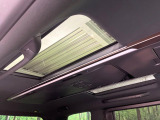 【左右独立ムーンルーフ】2列目左右席にそれぞれ配置されたガラスルーフ!日差しに合わせて片側だけシェードを閉めることも可能です!