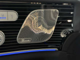 あらゆる場所にブルメスタースピーカーが装備されているので、音楽をかけながらの運転も楽しくご利用いただけます。