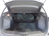 リアシートを倒せば更に広いラゲッジルームとなります。