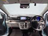 【運転席インパネ】運転中の視線移動を最小限に抑える配置となっており、安全運転をサポートします。各スイッチ類の操作もしやすく、初めて乗る方でも直感的に使いこなせる、人に優しいデザインが魅力です。