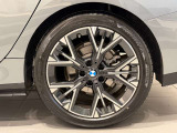 BMWの純正アロイホイールは軽量かつ強度にも優れているホイールで走行性能を引き上げる設計になっております。足元にもBMWは妥協がなくこだわっている個所になります。