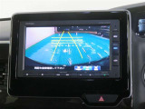 車両後方の映像を映すバックモニター。進路を確認しながら安全に車庫入れできます。
