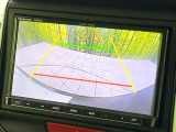 【バックカメラ】駐車時に後方がリアルタイム映像で確認できます。大型商業施設や立体駐車場での駐車時や、夜間のバック時に大活躍!運転スキルに関わらず、今や必須となった装備のひとつです!