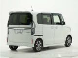 ◆アダプティブクルーズコントロール◆予め設定した車速内でクルマが自動的に加減速。前走車との適切な車間距離を維持しながら追従走行します。【LKAS】車線維持支援システムでステアリング操作を支援。