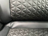 2列目はシートベルトを使わずチャイルドシートとクルマの固定金具を連結するだけのカンタンでガッチリ固定できるISOFIXがございます