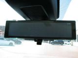 スマートルームミラーです。多人数乗車時やお荷物の多い時でも カメラで後部を映し出します。