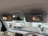 運転席と助手席にはライト&ミラー付きサンバイザーを装備☆