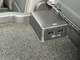 後席のアームレストには、スマホの充電に便利なUSBポートが2つございます。