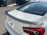 【純正トランクスポイラー】スポーツカーらしさがグッと引き立つ大型リヤスポイラーを装着♪高速走行時のスタビリティ(走行安定性)向上に役立ちます。