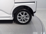 【タイヤ】溝もしっかり残っており、納車後すぐにお出かけいただけます。4WD車ならではの安定した走行性能を支える足回りは、サビなども見受けられず、大切に乗られてきたことがよく分かるコンディションです。