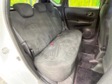 後部座席も気になるようなキズ・汚れやへたり等、大きなダメージはなく、良好な状態です。