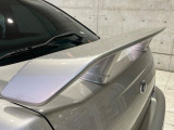 【大型リヤスポイラー】スポーツカーらしさがグッと引き立つ大型リヤスポイラーを装着♪高速走行時のスタビリティ(走行安定性)向上に役立ちます。