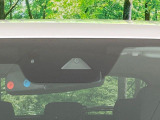 【i-ACTIVESENSE】走行中に前方の車両等を認識し、衝突しそうな時は警報とブレーキで衝突回避と被害軽減をアシスト。より安全にドライブをお楽しみいただけます。