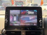 アラウンドビューモニターは4方のカメラで真上から車を見たようにモニターで確認ができる日産の自慢の装備です。是非実際の車で体感してみてください。