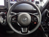 ハンドル左側にはオーディオ操作が出来るオーディオリモートコントロールスイッチ、右側にはHonda SENSINGとオートクルーズコントロールのスイッチを装備!