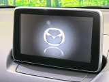 【7インチマツダコネクト】車内の雰囲気にマッチした大型のディスプレイ。スマホ接続でのナビ使用やBluetooth再生等、様々な機能が楽しめます。直感的なダイヤル操作が可能で、使い勝手も良好です。