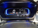 速度はデジタル表示で見やすいですね。燃費のいい運転をすると、イルミネーションがグリーンになります。グリーンの状態を長く保つだけで、上手にエコドライブができちゃいます。