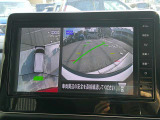 【アラウンドビューモニター】空から見下ろすような視点で、スムースな駐車と安全確認をサポートします。