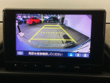 バックギアに入れますとご覧のような画像に自動的に切り替わります。車庫入れ時に役立ちます。