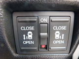 【両側パワースライドドア】両側がパワースライドドアになっており、運転席のスイッチやスマートキーのボタンからでも開閉が可能です!狭い駐車場でのお子様の乗り降りに便利です!