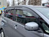 プラスチックバイザーで雨の日も車内換気で気分良くドライブ出来ます