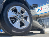 【純正17インチアルミホイール】外観にマッチした純正アルミホイールを装着しております。各種社外アルミホイールや、スタッドレスタイヤも取扱いしております。是非ご相談ください♪