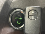 【スマートキー】カバンやポケットに入れたままでもドアの施錠・解錠が可能なスマートキーを装備。エンジンのオン・オフ時もカギを取り出す必要が無いからとっても便利です♪