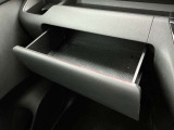 グローブボックス以外にもちょっとした収納スペースがあります。