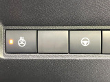 【ステアリングヒーター】冬場に冷たくなりやすい革巻きステアリングを、スイッチ一つで素早く適温に!エアコンよりも早く温まってくれるので、寒い日の運転も快適になりますね♪