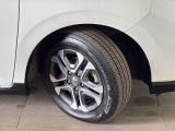 【純正15インチアルミホイール】足元を際立たせ、軽快な走りを演出します!タイヤは2025年製のブリヂストン・レグノを装着しております。残り溝も十分ございます。