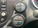 【オートエアコン】一度お好みの温度に設定すれば、車内の温度を検知し風量や温度を自動で調整。暑い&hellip;寒い&hellip;と何度もスイッチ操作をする必要はありません。快適な車内空間には必須の機能ですね♪