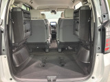 3列目シートを跳ね上げればラゲッジスペースを更に広く使えます。