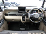 操作性に優れた運転席となります!小物入れや各ボタンの配置にこだわり、使いやすいです!座り心地もよく視認性も良好なのでロングドライブもお任せ下さい!